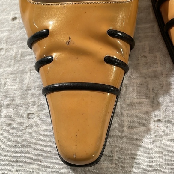 Chanel Semi Point Mustard Black Detail Slingback Shoe - Picture 4 of 16